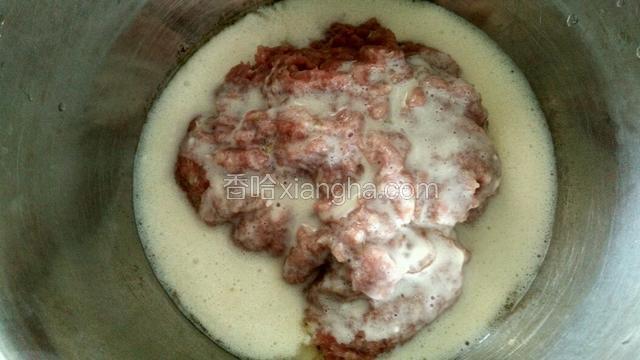 把肉馅放入盆里，加入调好的淀粉糊