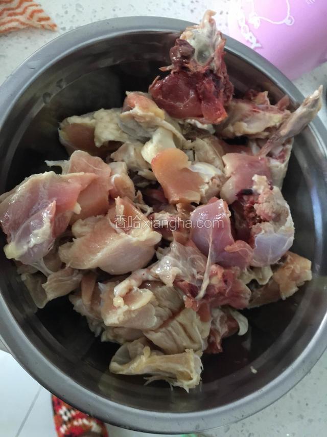 鸡肉清洗干净切块.用料酒和生姜腌制半小时