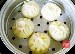 Illustration of how to make green pepper and meat buns 20
