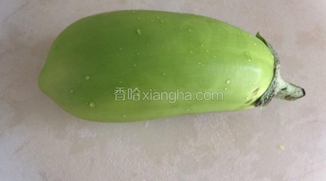 茄子买回洗净，不需要去皮