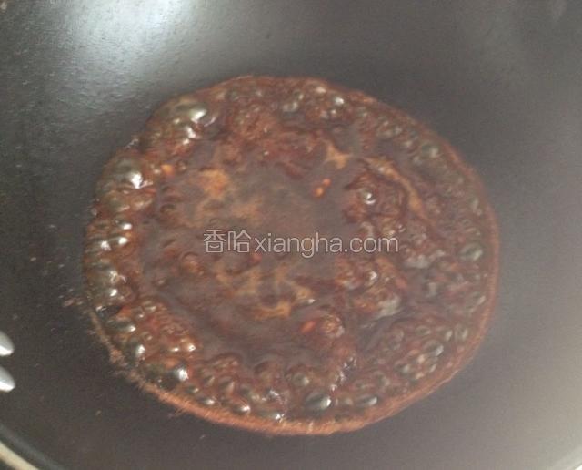 烤好后取出，把烤盘内的料汁倒入碗中，和剩下的酱料混合，炒锅烧热，倒入料汁烧开，勾入水淀粉收汁
