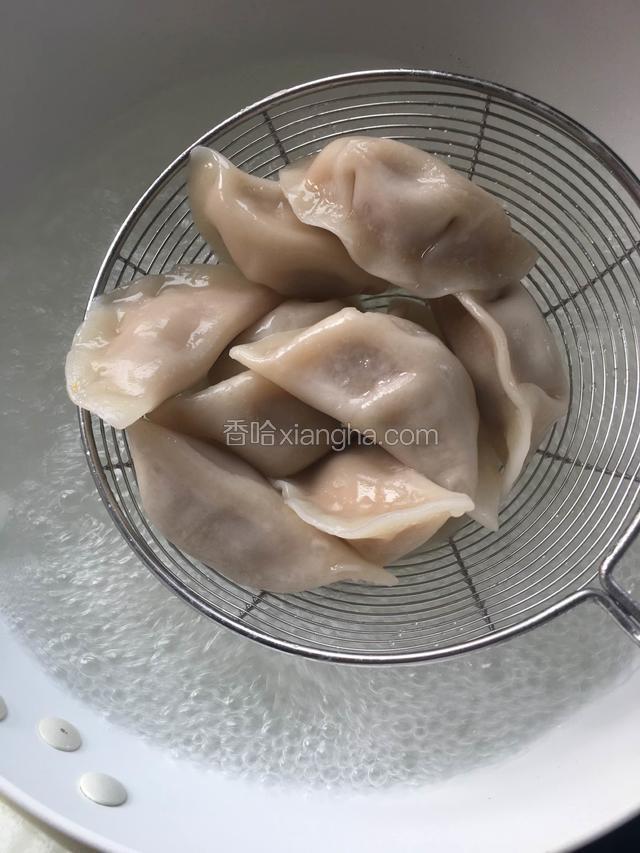 捞出沥水备用！