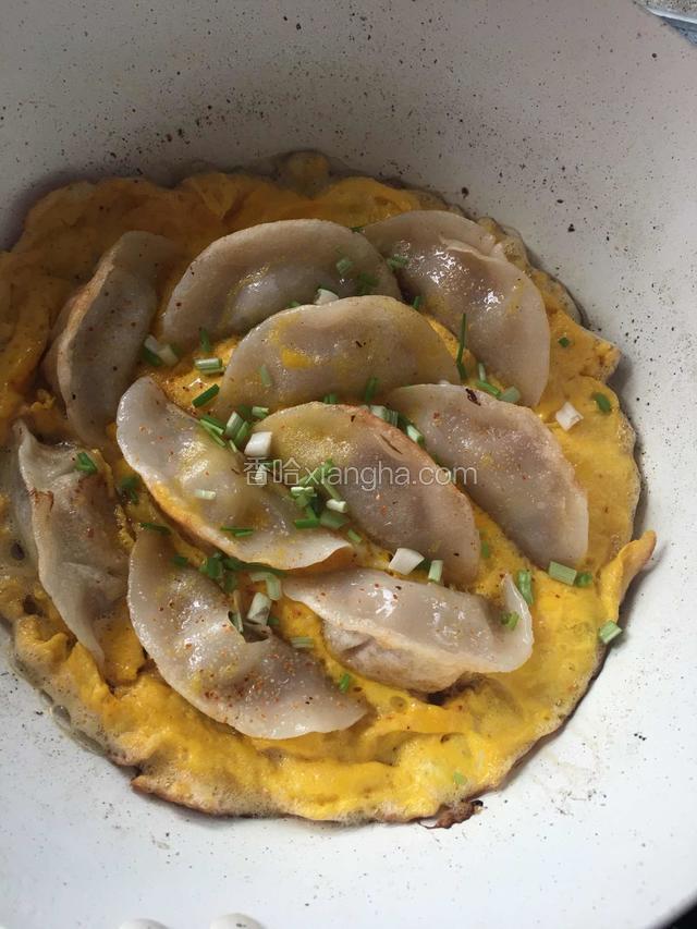 撒上椒盐和葱花