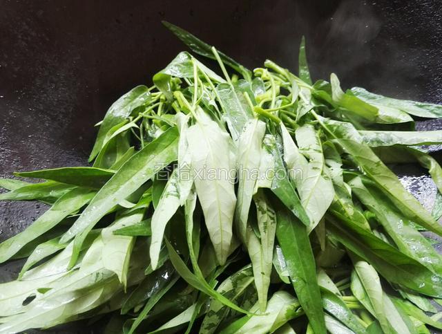 净锅放适量油，待油热放入空心菜，加入适量盐和鸡精大火迅速翻炒