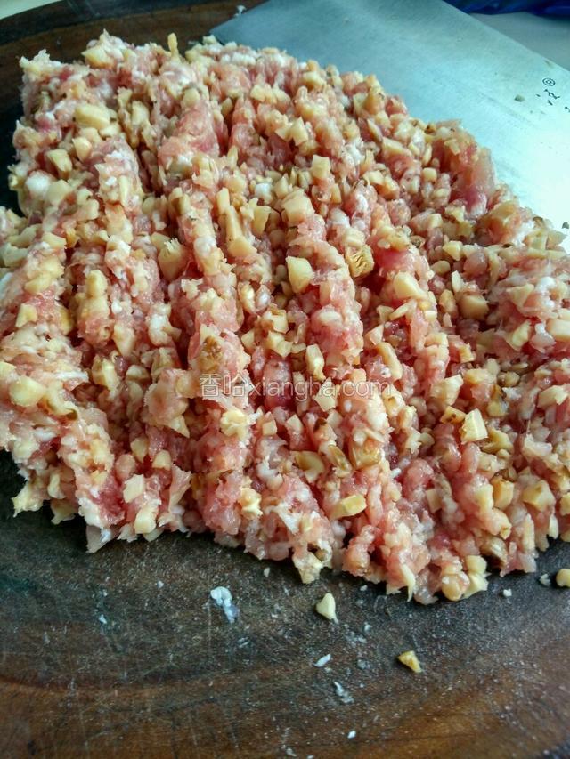 香菇和猪肉一起剁碎