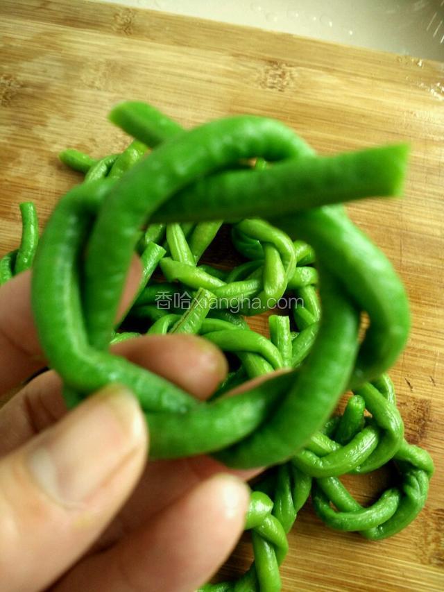 先编一边的豆角，再编另一边的豆角，编完后有凸出来的豆角根剪掉