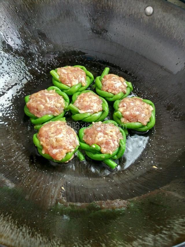 然后放入酿豆角