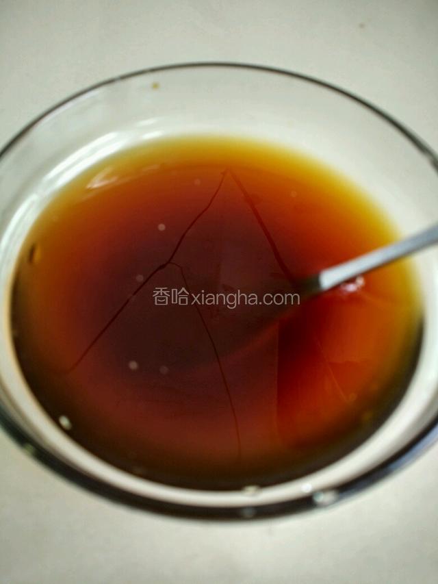 取一小碗倒入适量的生抽、蚝油、糖、淀粉和浸泡香菇的水调成芡汁