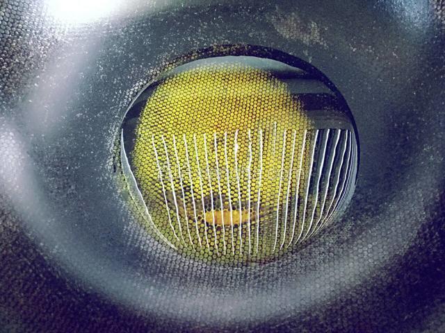 热锅倒宽一点的油