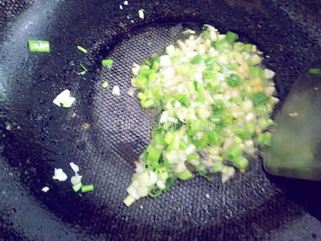 放入蒜末和三分之二的葱花，炒出味