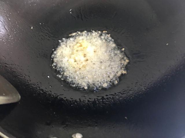 锅中烧热加入适量的玉米油，下姜蒜末爆香。