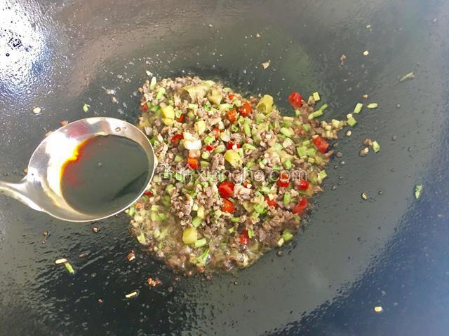 把鸡杂合入锅中，加入适量的生抽和盐翻炒均匀即可起锅装盘。