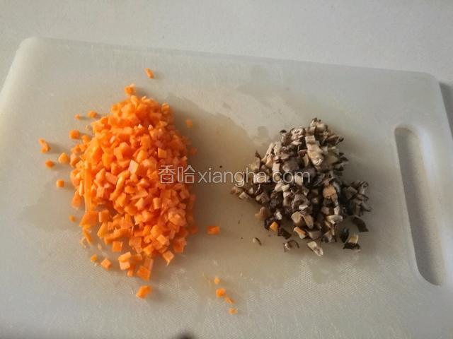 泡发好的香菇切碎，胡萝卜切碎。