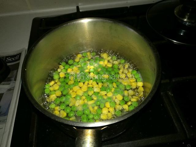 甜玉米粒，豌豆焯水。