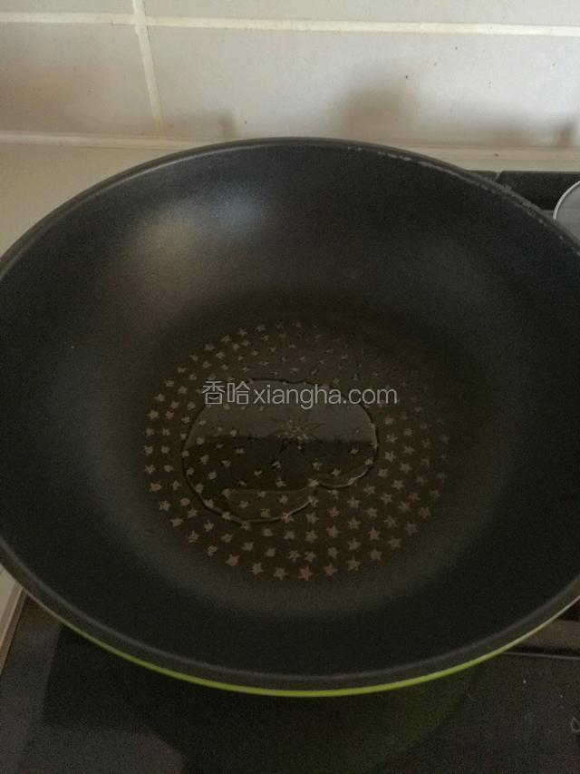 锅热倒入油。