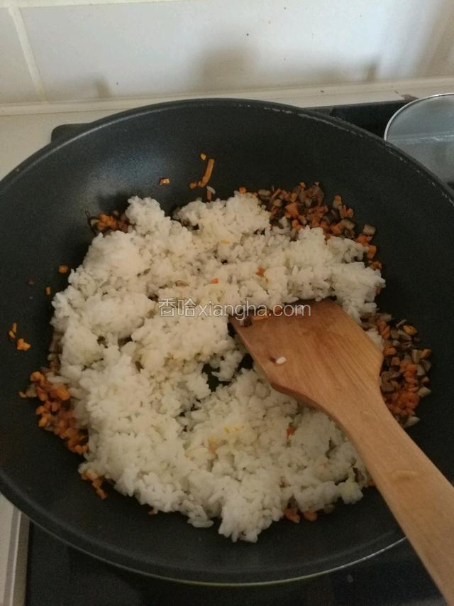 倒入剩米饭翻炒。