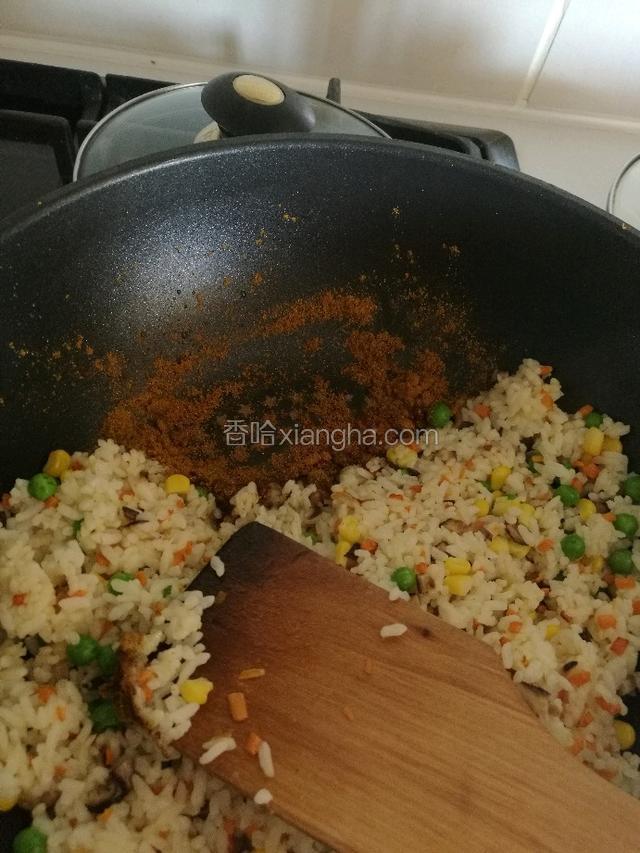 最后把咖喱粉倒进锅里翻炒。
