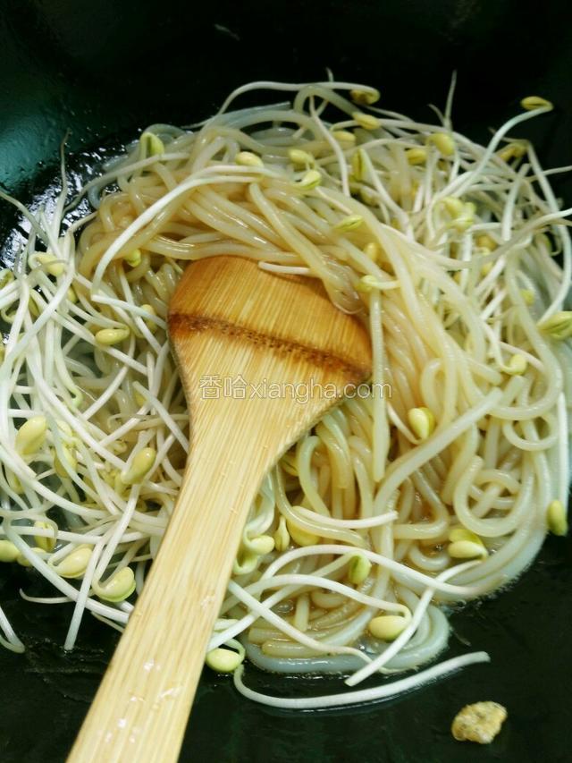 放入豆芽，少许生抽翻炒