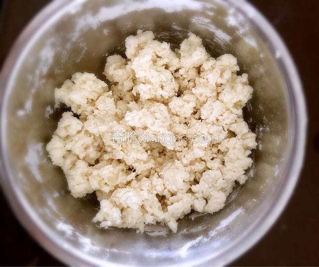 烧一壶白开水，冷却3到5分钟，温度大概80度左右，倒入面盆，用筷子慢慢的搅拌均匀。