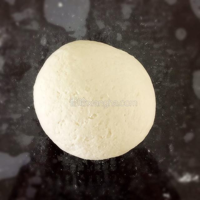 面粉冷却下，（小心烫手，不太烫了再倒出团成面团）醒面20分钟，然后再揉一揉，使面团上劲。