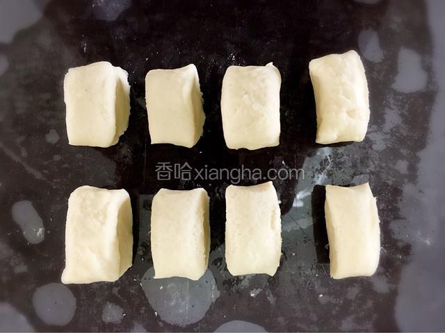 揉成长条，切成一块一块的面块