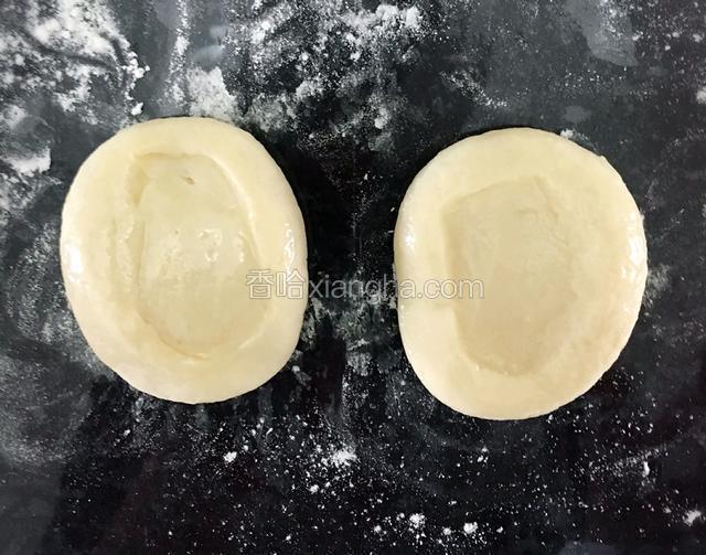 拿出两个面块，中间按下，两面涂抹食用油，然后将两个面饼中间涂油的叠在一起。