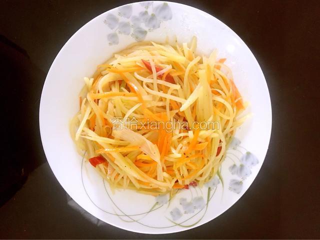 锅里放入食油，油8分热，放入辣椒，葱丝，炒出香味后，依次放入土豆丝，胡萝卜丝，加入食盐2勺，鸡精1勺，孜然一勺翻炒，临出锅放入一勺香油。