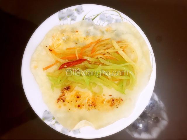 根据自己的口味，卷饼里面放入辣椒油，甜面酱，菜。