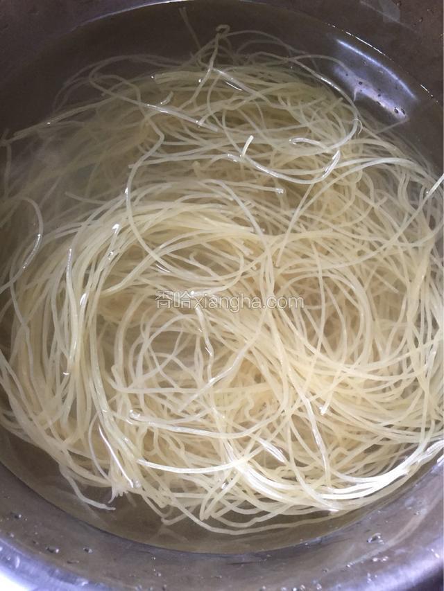 用清水浸泡至软