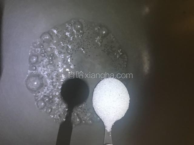 锅中放半碗水，一勺白糖，煮至冒泡。