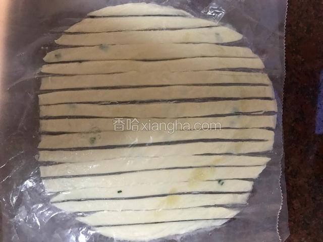 另一张手抓饼也是等到稍软的时候，把它切成细长条，大概如图。
