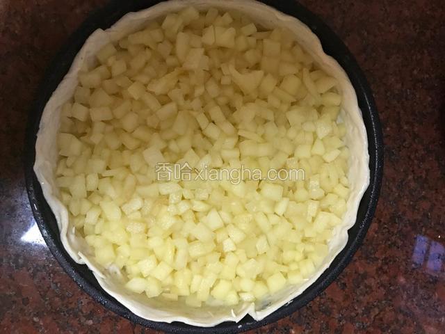 把苹果丁倒入派盘手抓饼上。