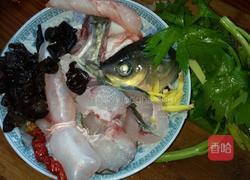 香芹木耳鱼头汤的做法图解1
