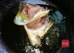 香芹木耳鱼头汤的做法图解3