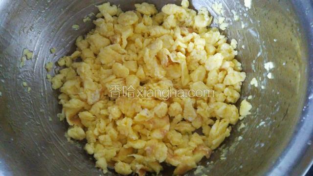 鸡蛋煎熟，用筷子搅拌成小块
