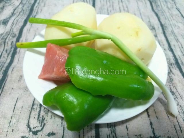 将土豆洗净去皮，青椒洗净去籽，葱、猪瘦肉洗净。