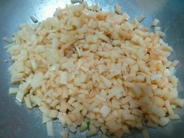 放入土豆丁，翻炒。