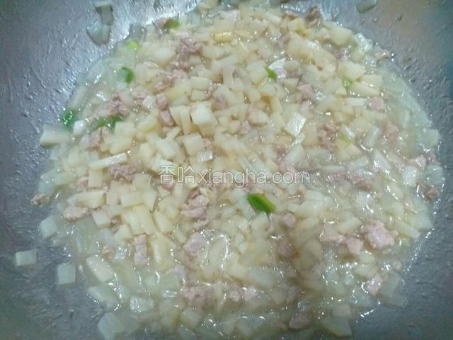 加入少量清水，中火炖至土豆丁变色并九成熟。