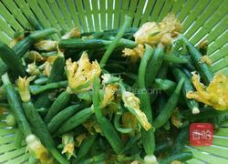 黄瓜花炒蛋的做法图解1