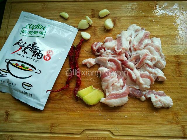 将五花肉切成片儿，因为不能吃辣嘛，只用了两根干红辣椒，而且还是不辣的。干红辣椒切丁，蒜头切小丁。
