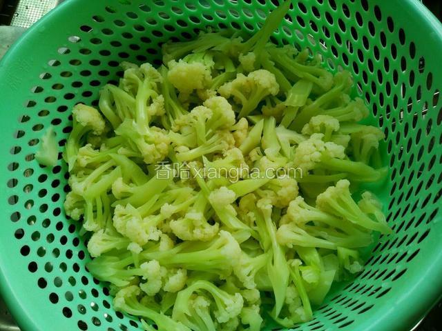 捞出菜花控干水分备用。(如果用油干煸菜花，这两步可以省)