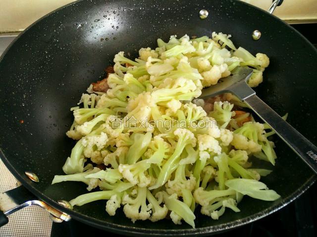 倒入花菜。