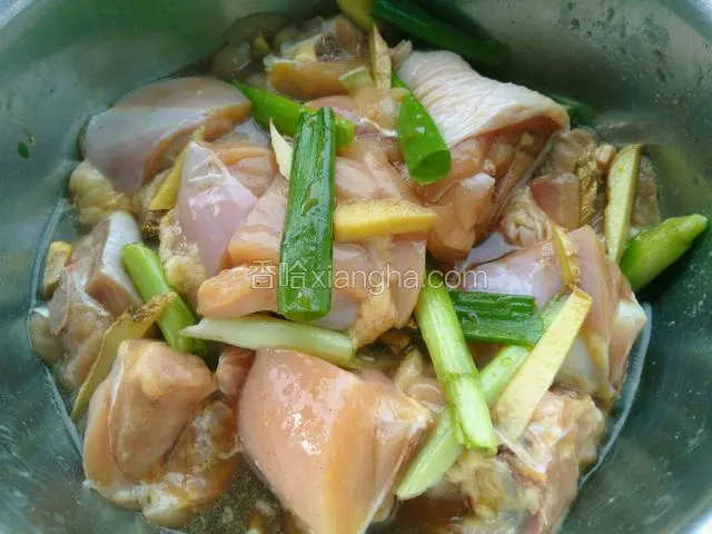 鸡腿切块，加入葱段，姜丝，盐，生抽，蚝油，胡椒粉，料酒腌制半个小时左右