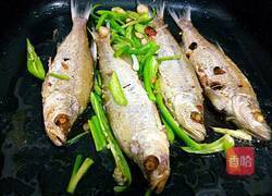 香煎翘嘴白的做法图解3