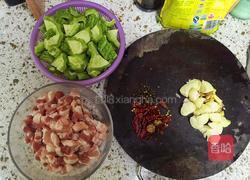 苦瓜烧肉的做法图解1