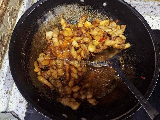调入红油豆瓣酱翻炒均匀，爆出香味，调入白糖、适量盐继续翻炒待五花肉完全吸收豆瓣酱的味道