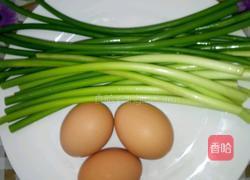 蒜苔鸡蛋饼的做法图解1