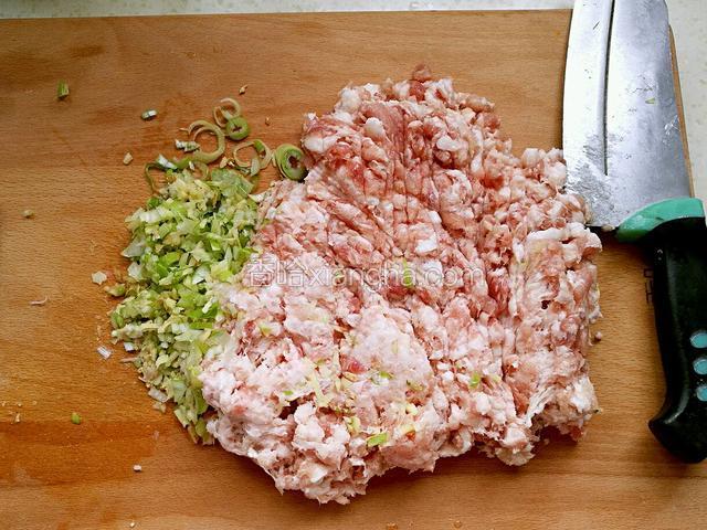 猪肉剁成肉糜，葱姜切沫