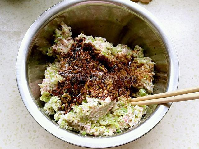 放入花生油，花椒粉，生抽，酱油，盐，