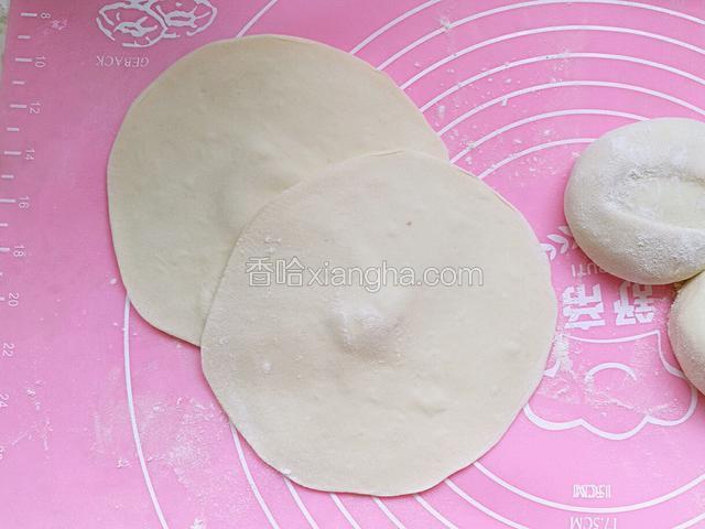 用擀面杖擀成中间厚，周围薄的包子皮